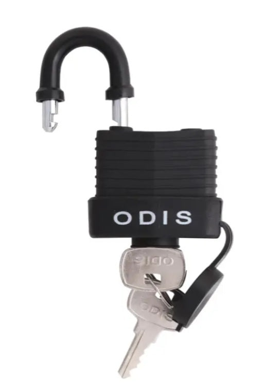 Vista de perfil de un candado Odis Waterproof de 49mm abierto, mostrando su gancho con recubrimiento termoplástico y el juego de llaves de alta precisión insertado en el cilindro protegido.