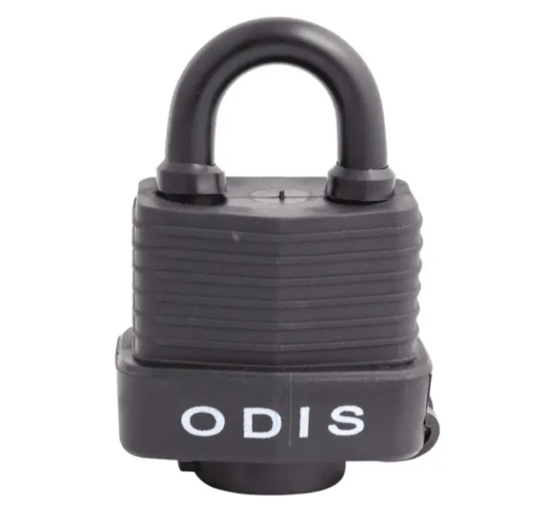 Foto principal de producto del candado Odis Waterproof negro de 49mm sobre fondo blanco. Se aprecia el cuerpo de láminas de acero galvanizado con protección anticorrosiva y el logo de Odis resaltado