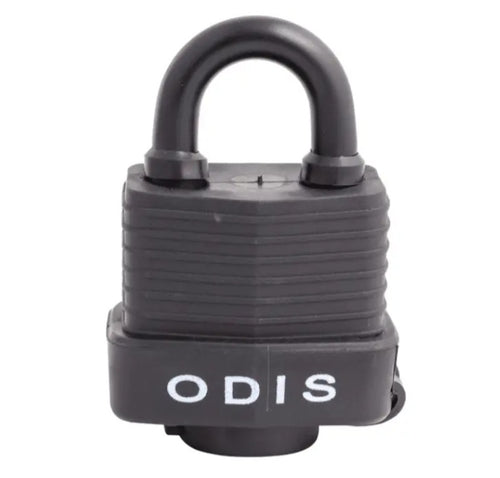 Foto principal de producto del candado Odis Waterproof negro de 49mm sobre fondo blanco. Se aprecia el cuerpo de láminas de acero galvanizado con protección anticorrosiva y el logo de Odis resaltado