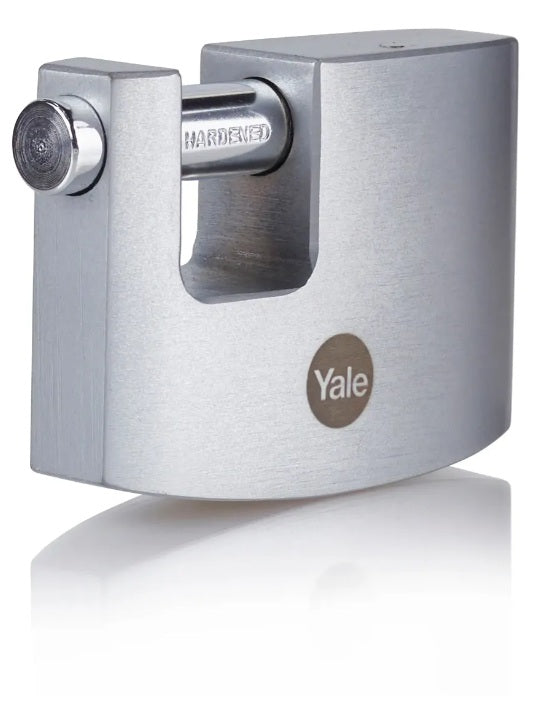 "Candado de seguridad Yale de 60mm cromado con perno horizontal endurecido (Hardened) para cortina metálica"