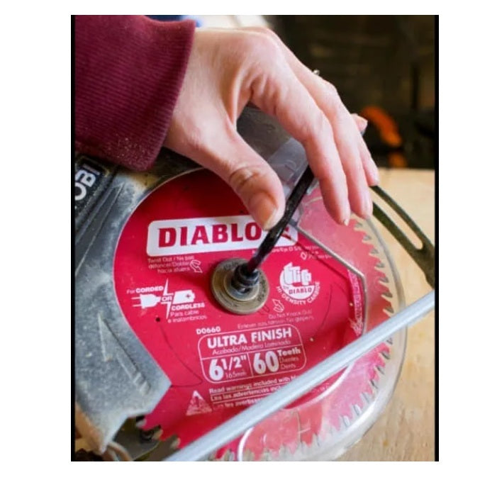 Sierra circular en pleno cambio de hoja realizando un cambio , rápido y de alta precisión en madera con el disco rojo Diablo Ultra Fino.