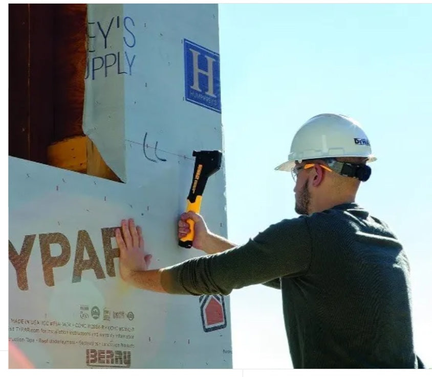 "Grapadora de martillo DeWalt fibra de carbono 75900 trabajando en osb-proyectomadera.chile"