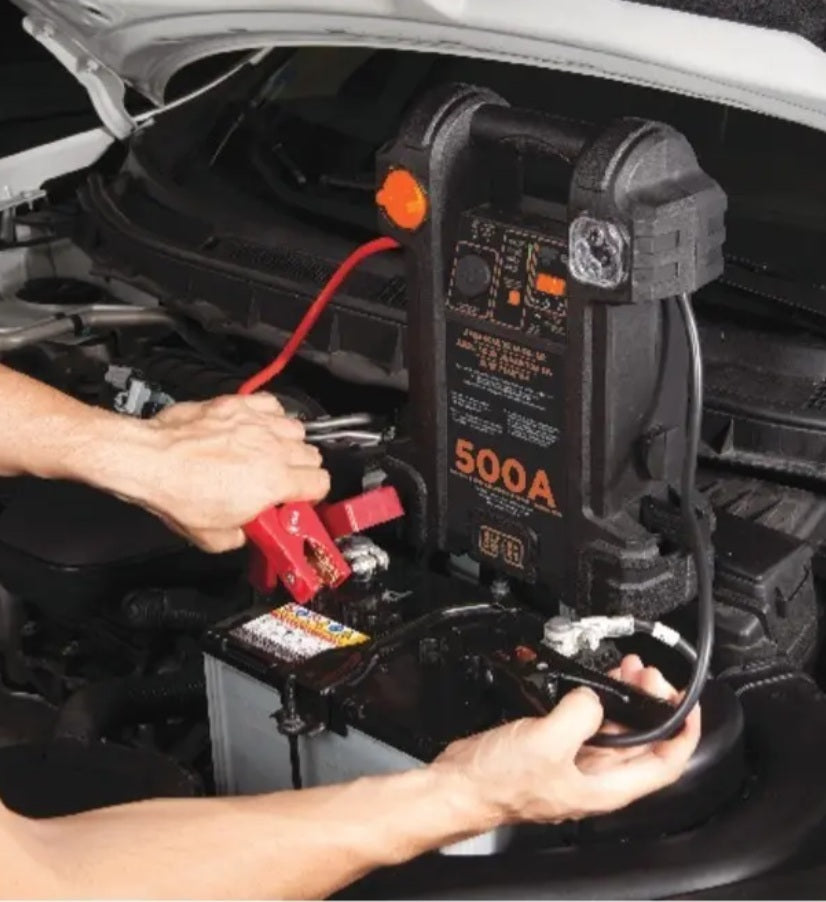 Conexión de pinzas del arrancador auxiliar de batería Black+Decker JS500S 500A al motor de un vehículo