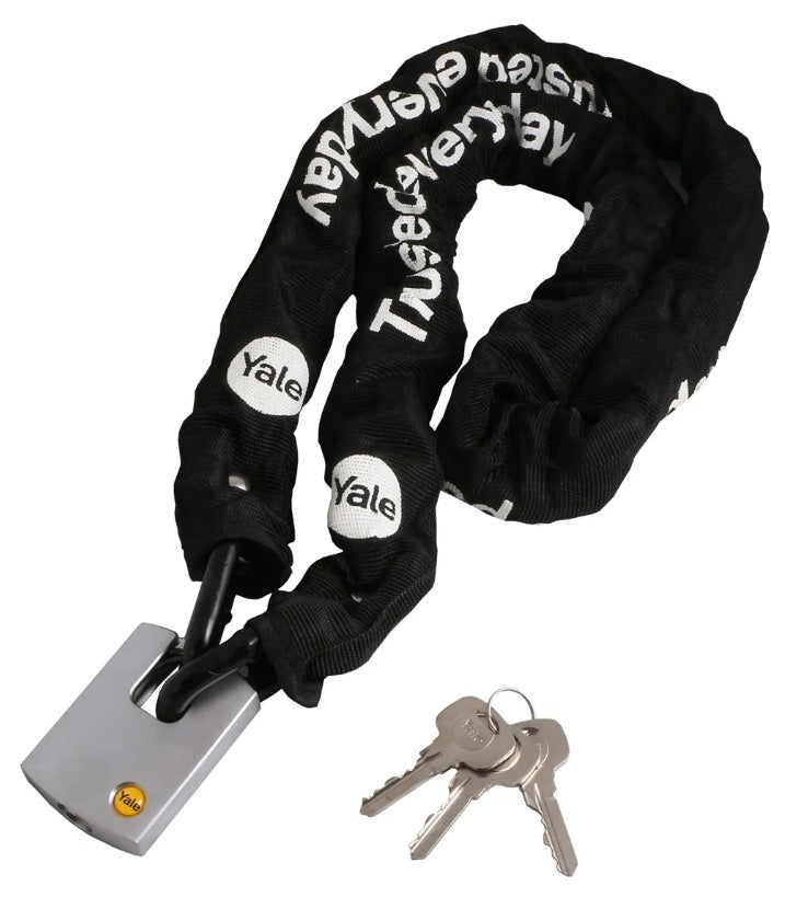 Kit antirrobo Yale con candado Y122 de 50mm, cadena de seguridad de 1.4mt con funda negra y 3 llaves de respaldo. Encuentra este y más accesorios de seguridad automotriz en Proyecto Madera Chile.