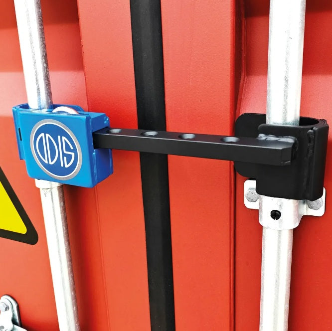 Traba de seguridad y candado para contenedor Odis Truck T6500 montado en barras de puerta de camion Proyecto Madera Chile