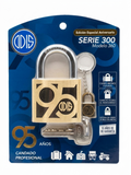 "Vista frontal de un candado Odis 360 de 60mm de bronce forjado en su empaque original de Proyecto Madera. El empaque azul muestra el logo de Odis y la inscripción 'Edición Especial Aniversario SERIE 300 Modelo 360'. El candado es de bronce macizo y viene con 4 llaves de seguridad."