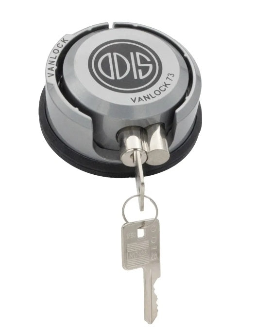 Detalle de llave de seguridad Odis insertada en el cilindro del candado Vanlock 73 compacto