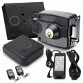 Pack completo Cerradura Eléctrica Poli 3010 negra con módulo inteligente Smart Poli Connect, dos controles remotos de llavero y adaptador de corriente AC/DC. Kit de seguridad WiFi en Proyecto Madera Chile.