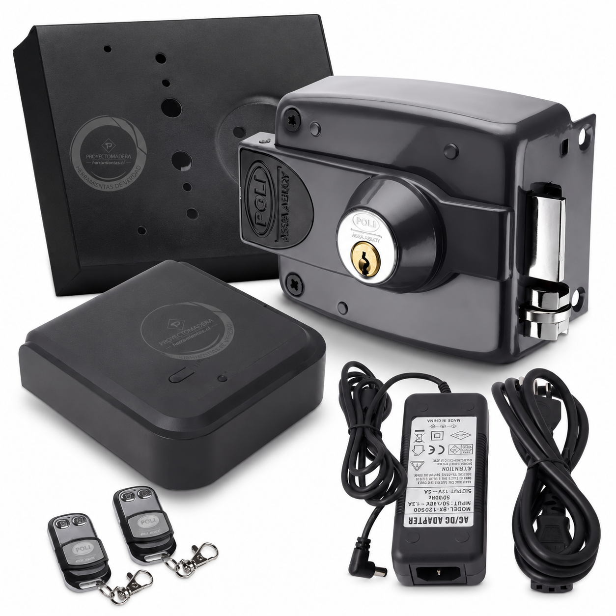 Pack completo Cerradura Eléctrica Poli 3010 negra con módulo inteligente Smart Poli Connect, dos controles remotos de llavero y adaptador de corriente AC/DC. Kit de seguridad WiFi en Proyecto Madera Chile.