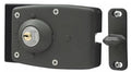 Cerradura de sobreponer Poli Automa 3100 gris con llave de seguridad introducida en el cilindro y recibidor metálico