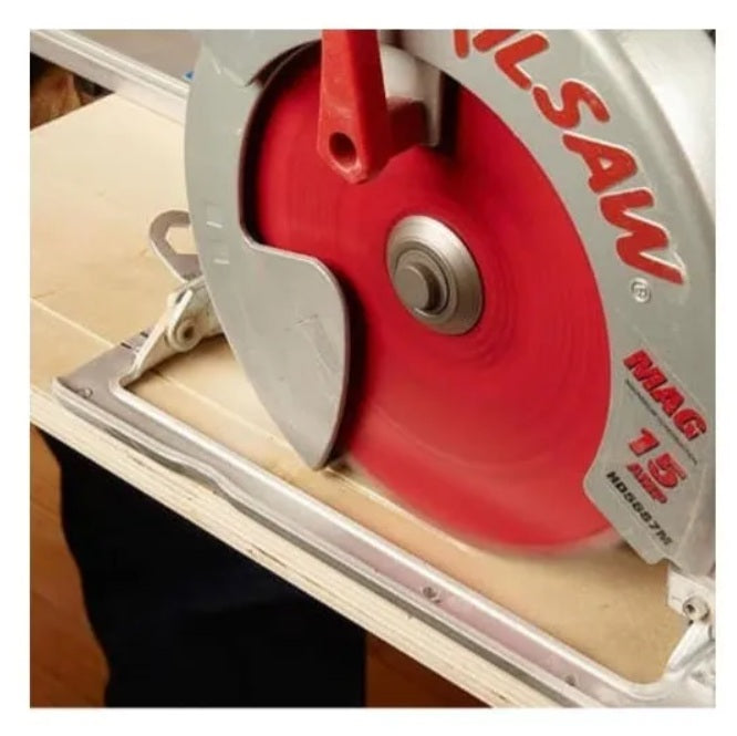 Sierra circular en plena acción realizando un corte limpio, rápido y de alta precisión en madera con el disco rojo Diablo Ultra Fino.