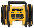 Inflador de neumáticos inalámbrico DeWalt DCC020IB 20V Max vista frontal de estudio