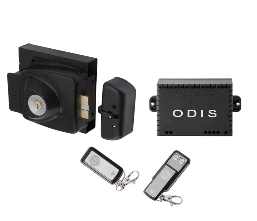 "Componentes del kit de chapa eléctrica Odis 783 que incluye la cerradura de sobreponer negra, contra, transformador receptor y dos controles remotos."