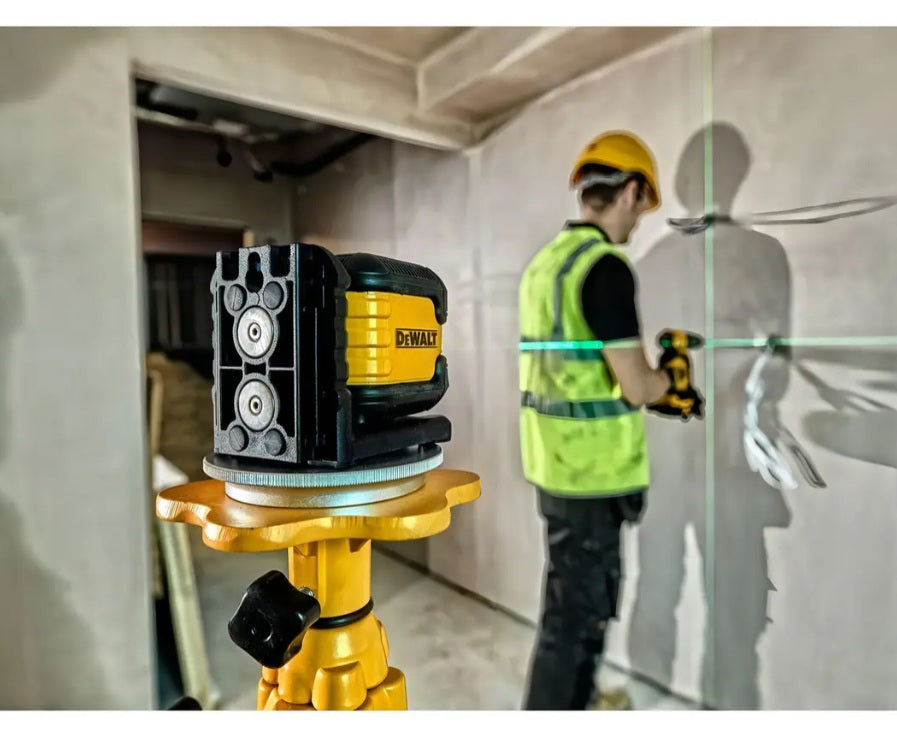 Nivel laser de linea verde DeWalt DW08802CG sobre tripode en obra proyectando cruz verde en pared para trabajos de instalacion en Proyecto Madera Chile