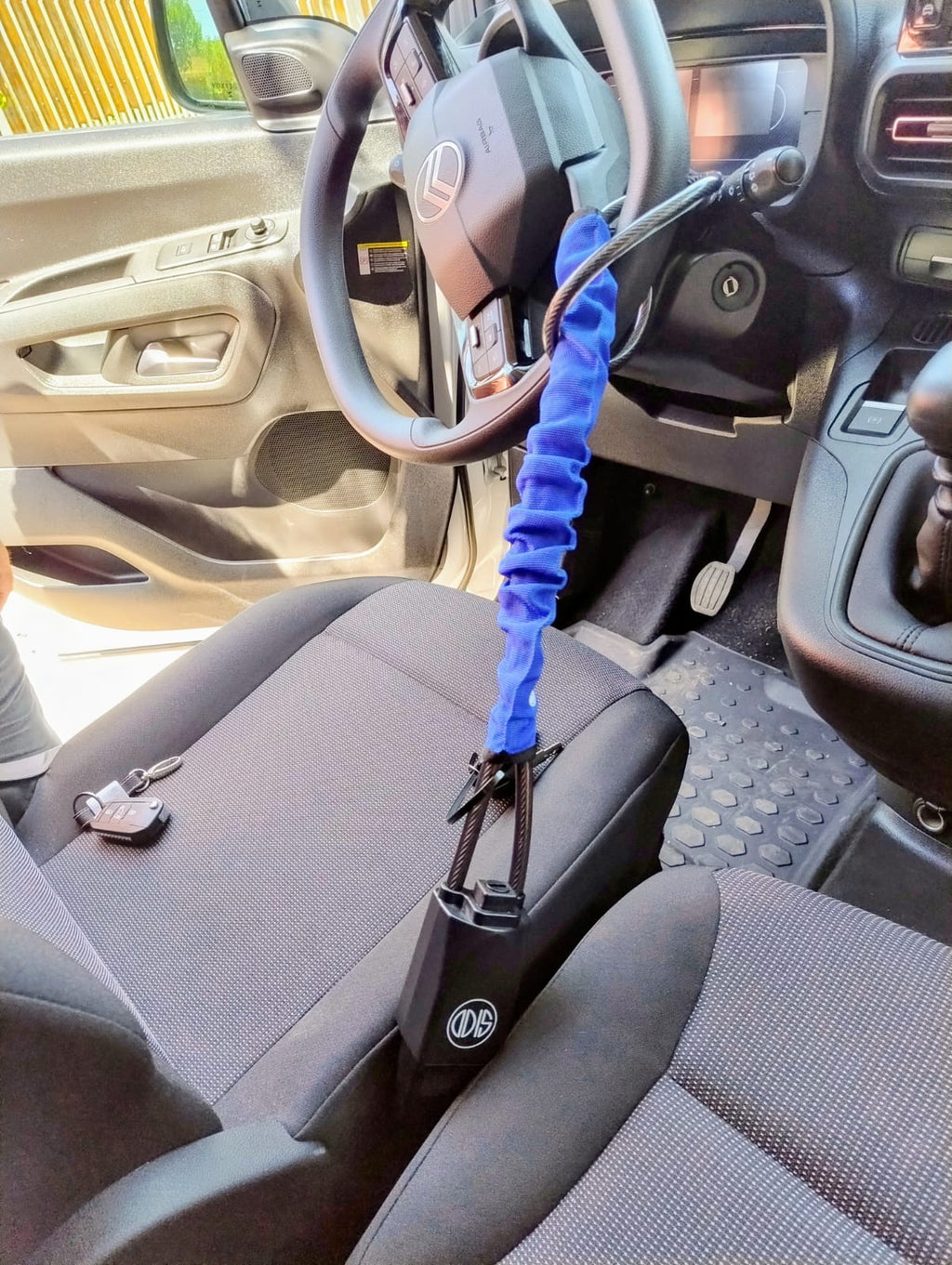 traba volante w4200 odis en uso conectado al volante del auto para proteger de robos