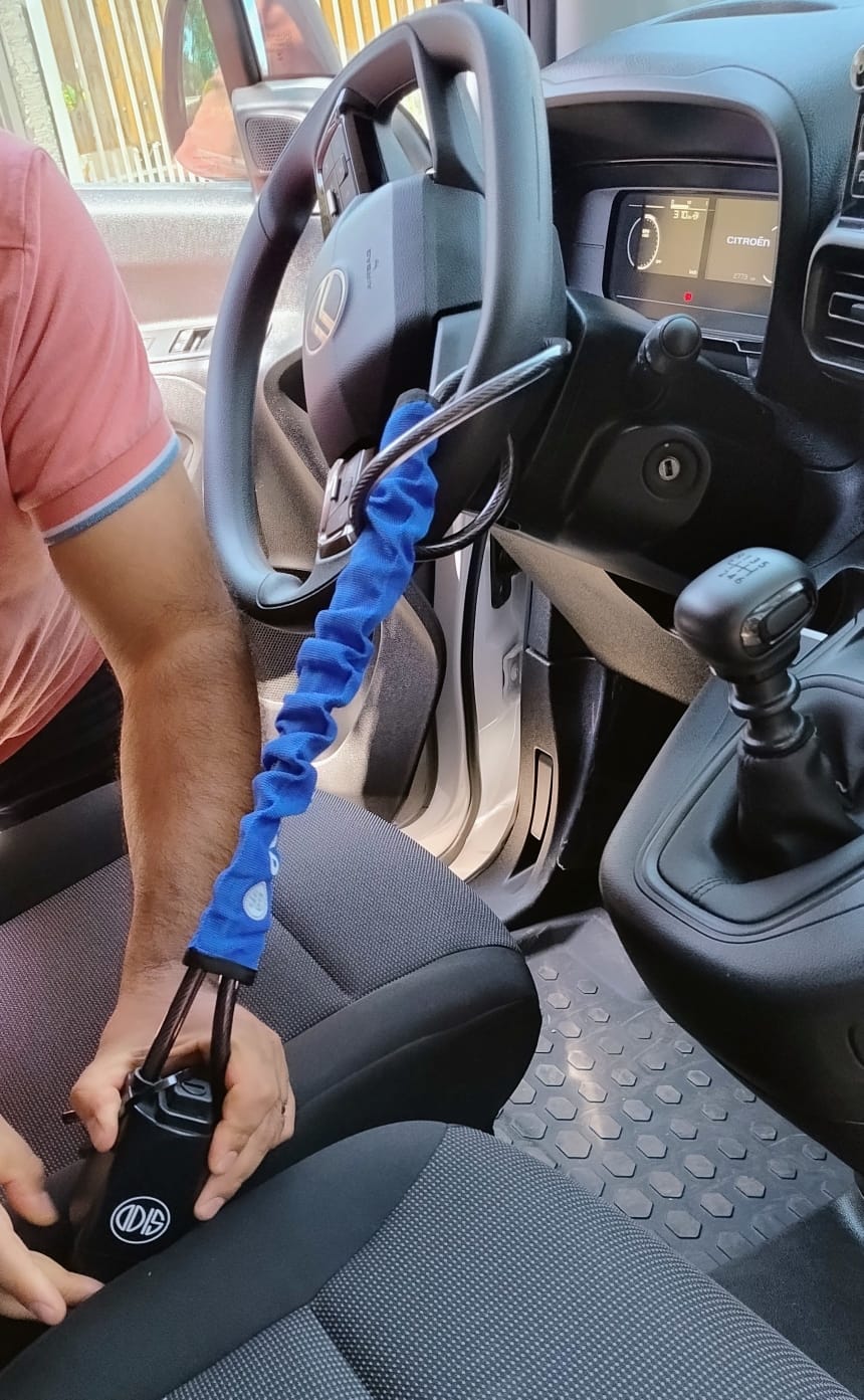 Traba volante Odis W4200 conectando al cinturón de seguridad de un auto como bloqueo antirrobo