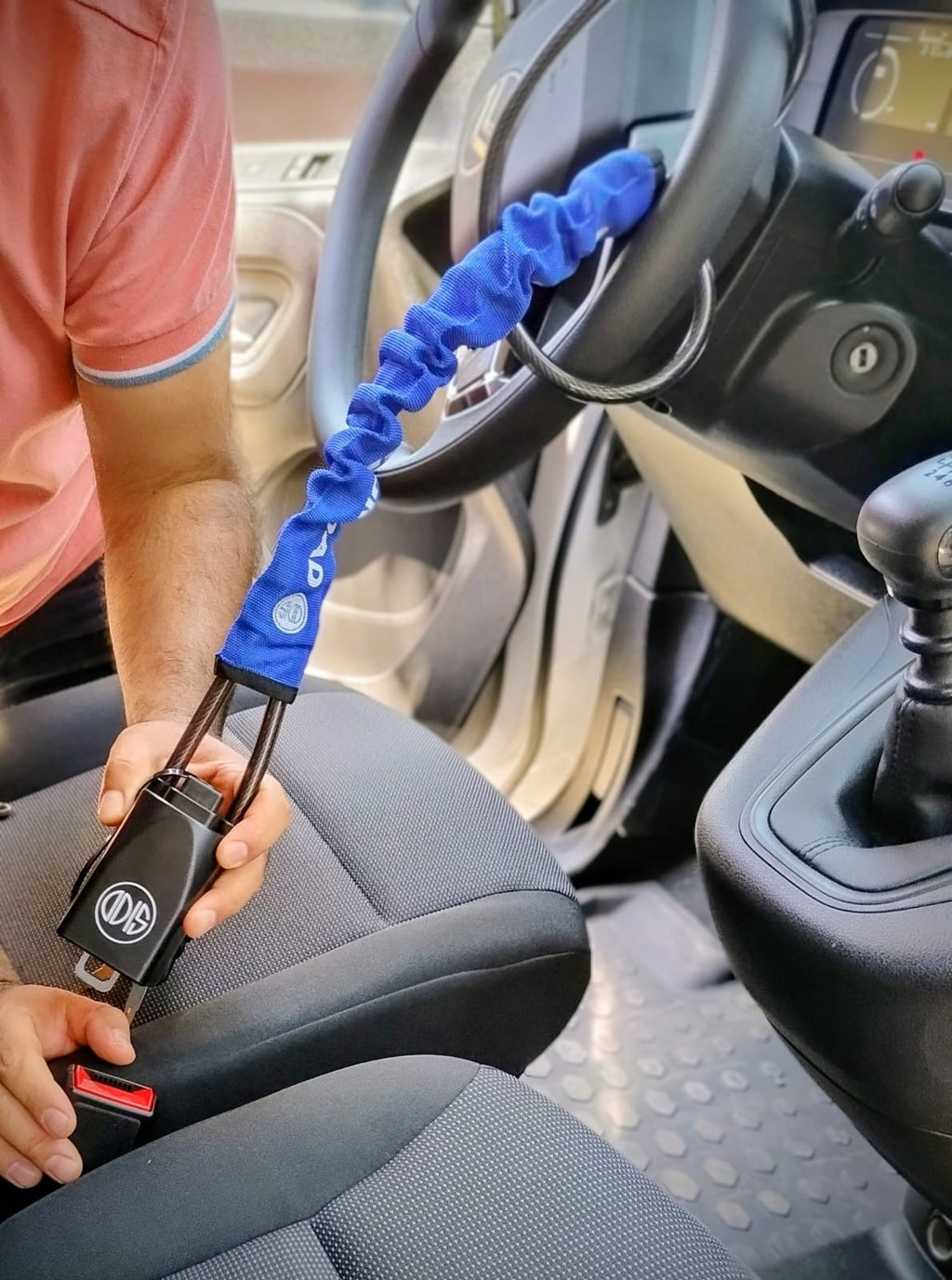 Traba volante Odis W4200 DE CABLE Trenzado 
conectado al cinturón de seguridad de un auto 